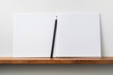 Maket için kitaplık ve beyaz duvar kalem ile Kare beyaz defter