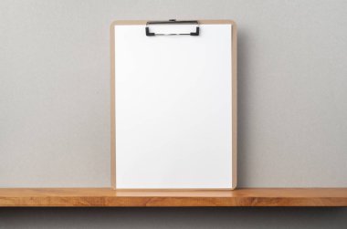 Kitapçık ve mockup için gri duvar panosu ile A4 kağıt ön görünümü