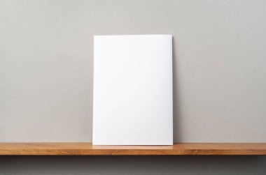 A4 dergisi kitapçık ve mockup için gri duvar üzerinde duruyor