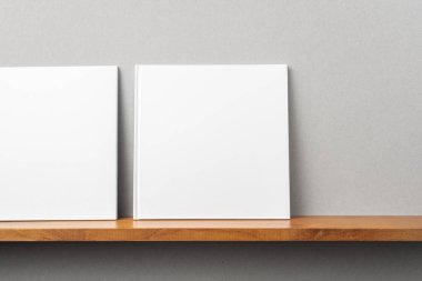 Kitaplıkta kare beyaz defterler, maket.