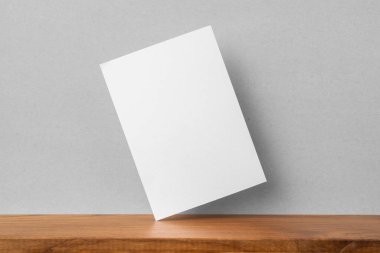 Maket için kitaplık ve gri duvar a4 kağıt