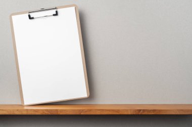 Kitapçık ve mockup için gri duvar panosu ile A4 kağıt ön görünümü