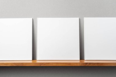 Kitaplıkta kare beyaz defterler, maket.