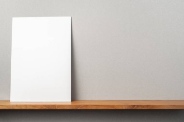 A4 sert kağıt kitapçık ve mockup için gri duvar üzerinde duruyor