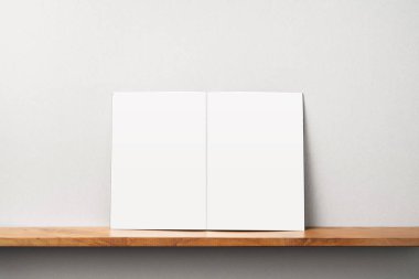 Siyah dergi kitapçık ve mockup için gri duvar üzerinde duran