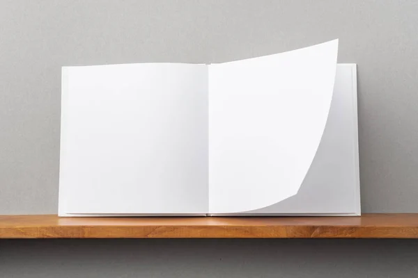 Design Concept Vooraanzicht Van Geopende Vierkante Witte Notitieboekje Boekenplank Grijze — Stockfoto