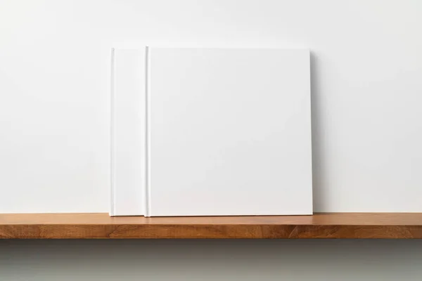 书架上的方形白色笔记本 — 图库照片