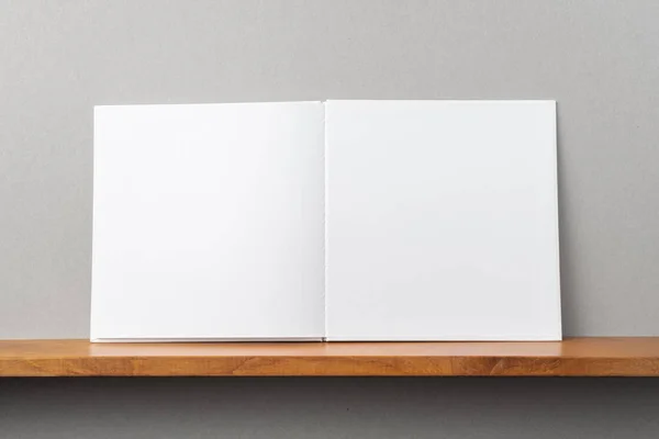 Design Koncepció Elülső Kilátás Nyílik Nyitott Tér Fehér Notebook Könyvespolc — Stock Fotó