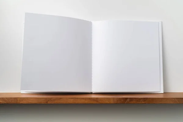 Cuadrado Cuaderno Blanco Estantería Pared Blanca Para Maqueta — Foto de Stock