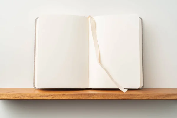 Könyvespolcra Álló Könnyű Notebook — Stock Fotó