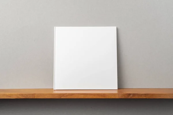 Концепция Дизайна Вид Белый Квадратный Блокнот Книжной Полке Серую Стену — стоковое фото