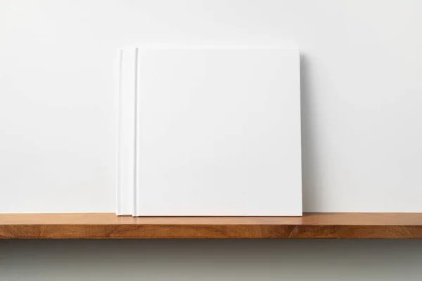 书架上的方形白色笔记本 — 图库照片