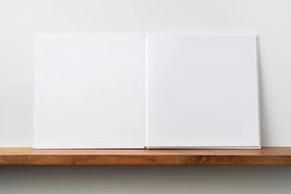 书架上的方形白色笔记本和白色墙 用于模型 — 图库照片