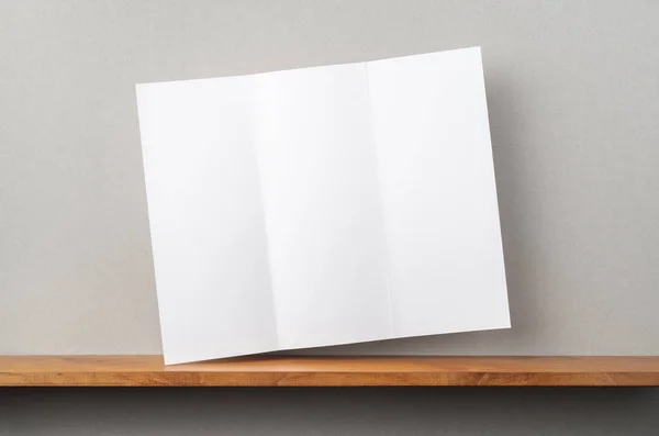 Брошюра Стоящая Книжной Полке Серая Стена Макета — стоковое фото