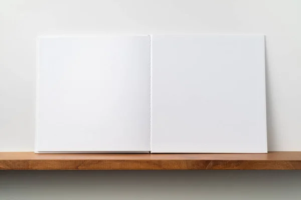 书架上的方形白色笔记本和白色墙 用于模型 — 图库照片