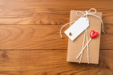 Kraft hediye kutusu, etiket ve kalp ile düzen, mockup için kopya alanı