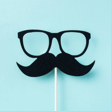 Gözlük ve bıyık silueti ile düzen