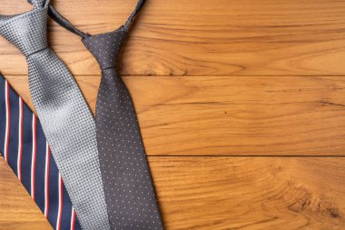 Ahşap arka plan üzerinde bağları ile Babalar günü düzeni