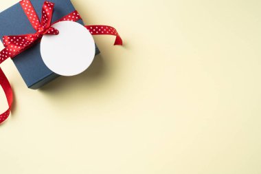 Sarı arka plan üzerinde etiketi ile kırmızı kurdele mavi kraft hediye kutusu ile Babalar gün düzeni