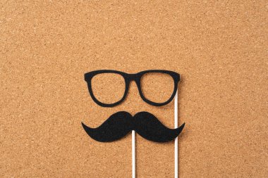 Gözlüklü Babalar günü düzeni, mantar panosunda bıyık