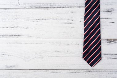Beyaz ahşap arka plan üzerinde koyu çizgili kravat ile Babalar gün düzeni