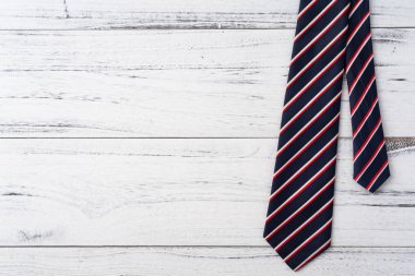 Beyaz ahşap arka plan üzerinde koyu çizgili kravat ile Babalar gün düzeni