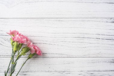 Beyaz Vintage ahşap arka planda pembe karanfil çiçekler
