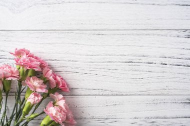 Beyaz Vintage ahşap arka planda pembe karanfil çiçekler