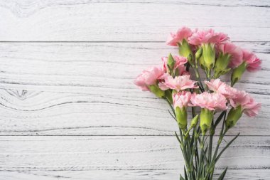 Beyaz Vintage ahşap arka planda pembe karanfil çiçekler