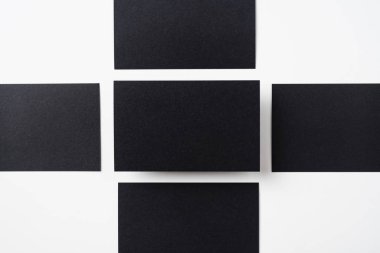 Mockup için beyaz arka planda izole siyah kartvizitler