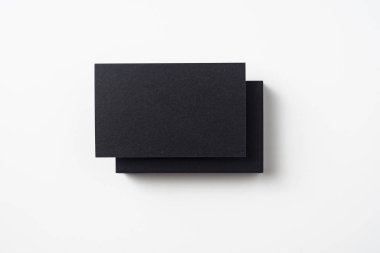 Mockup için beyaz arka planda izole siyah kartvizitler