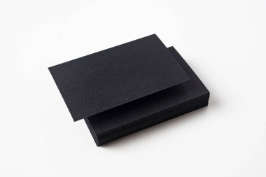 Mockup için beyaz arka planda izole siyah kartvizitler