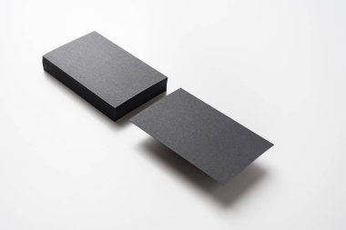 Mockup için beyaz arka planda izole siyah kartvizitler