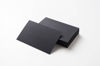 Mockup için beyaz arka planda izole siyah kartvizitler