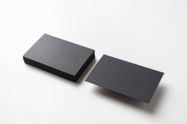 Mockup için beyaz arka planda izole siyah kartvizitler