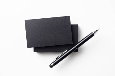 Beyaz arka plan üzerinde izole top noktası kalem ile siyah kartvizit mockup için