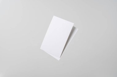 Mockup için gri arka planda havada uçan beyaz kartvizitler