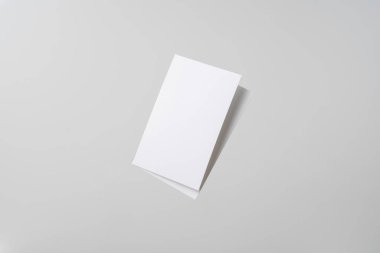 Mockup için gri arka planda havada uçan beyaz kartvizitler