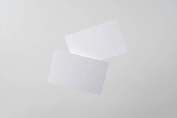 Witte Visitekaartjes Vliegen Lucht Grijze Achtergrond Voor Model — Stockfoto