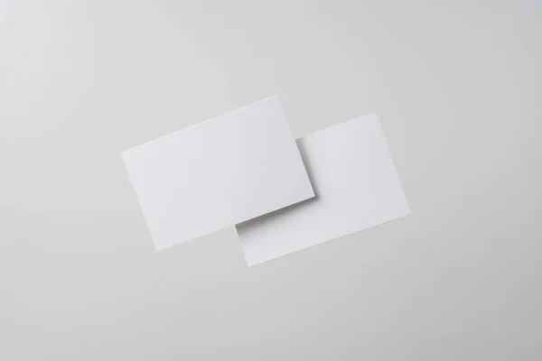 Weiße Visitenkarten Fliegen Der Luft Auf Grauem Hintergrund Für Attrappen — Stockfoto