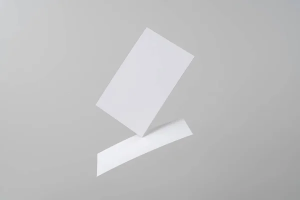 Белые Визитки Летят Воздухе Сером Фоне Макета — стоковое фото