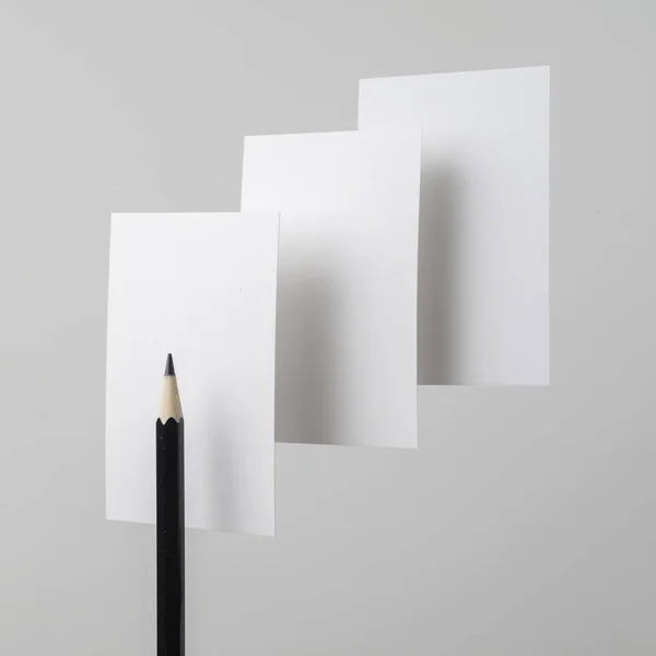 Cartões Visita Brancos Com Lápis Preto Voando Fundo Cinza Para — Fotografia de Stock
