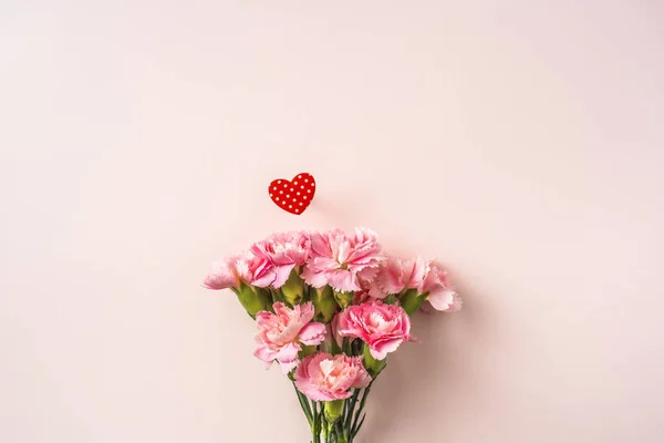 Ramo Flores Claveles Con Decoración Forma Corazón Sobre Fondo Rosa — Foto de Stock