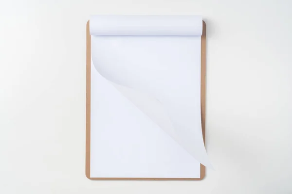 Weißes Papier Auf Braunem Klemmbrett Isoliert Auf Weißem Hintergrund — Stockfoto