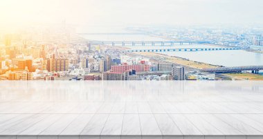 İş konsepti-Tokyo, Japonya 'nın panoramik modern Cityscape binaları ile boş mermer zemin üst.