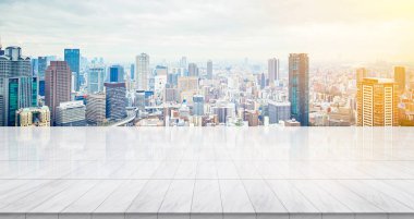 İş konsepti-Tokyo, Japonya 'nın panoramik modern Cityscape binaları ile boş mermer zemin üst.