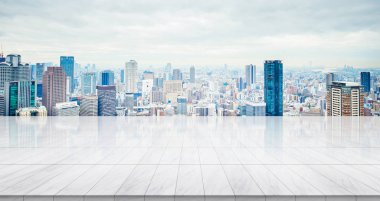 İş konsepti-Tokyo, Japonya 'nın panoramik modern Cityscape binaları ile boş mermer zemin üst.