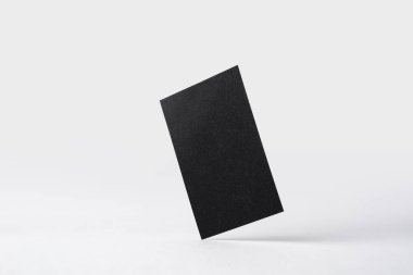 Mockup için beyaz arka planda izole siyah kartvizit