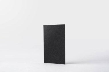 Mockup için beyaz arka planda izole siyah kartvizit