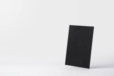 Mockup için beyaz arka planda izole siyah kartvizit